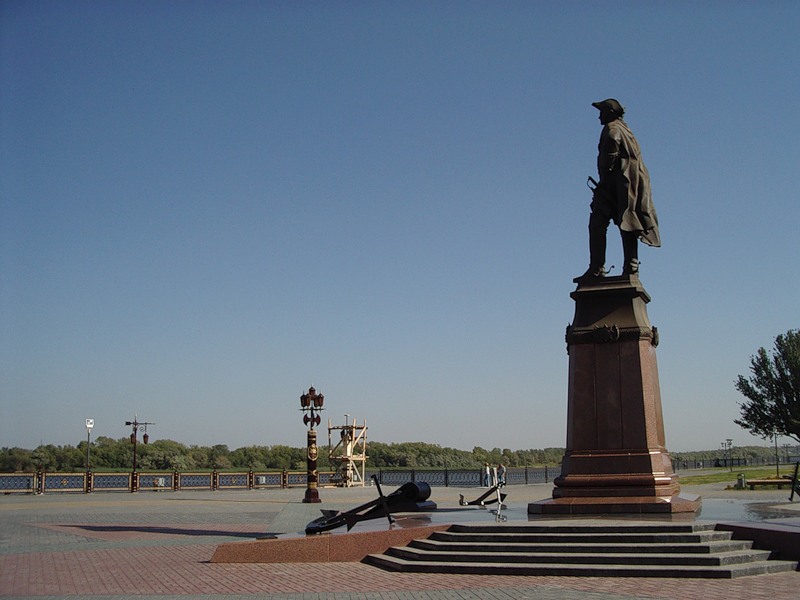 Памятники астрахани. Памятник Петру i Астрахань. Петр 1 в Астрахани. Памятник Петру первому в Астрахани. Набережная Астрахань памятник Петру 1.